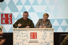 Podpisanie porozumienia o współpracy - od lewej: gen. broni W. Kukuła i A. Glapiak, fotografia udostępniona przez MON
