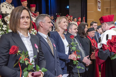 Odznaczeni Medalem Srebrnym za Długoletnią Służbę - pierwsza z lewej dr inż. Magdalena Dobrzańska, fot. B. Motyka