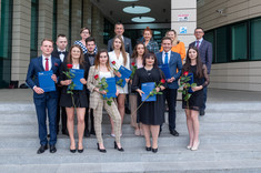 Nagrodzeni studenci Wydziału Zarządzania w towarzystwie władz uczelni i wydziału, fot. Arkadiusz Surowiec
