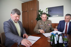 Od lewej: prof. dr hab. inż. Piotr Koszelnik; płk. Tadeusz Nastarowicz; dr hab. inż. Grzegorz Rosłan, prof. PRz,