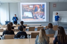 Studenci z SKNKM "Brief" podczas prezentacji oferty organizacji studenckich, fot. A. Surowiec